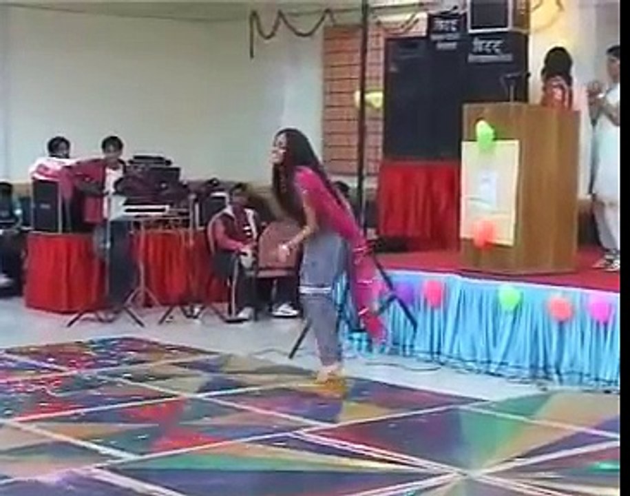 PAKISTANI GIRL DANCING