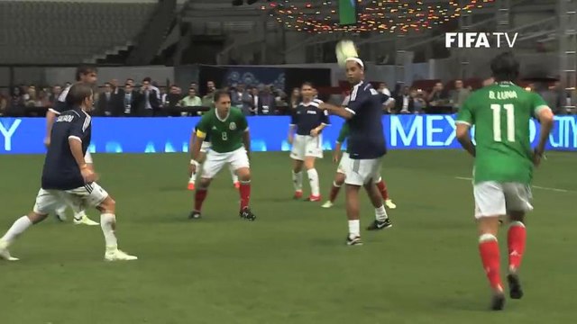 Ronaldinho Gaúcho dá show com passe sem olhar em amistoso cheio de estrelas