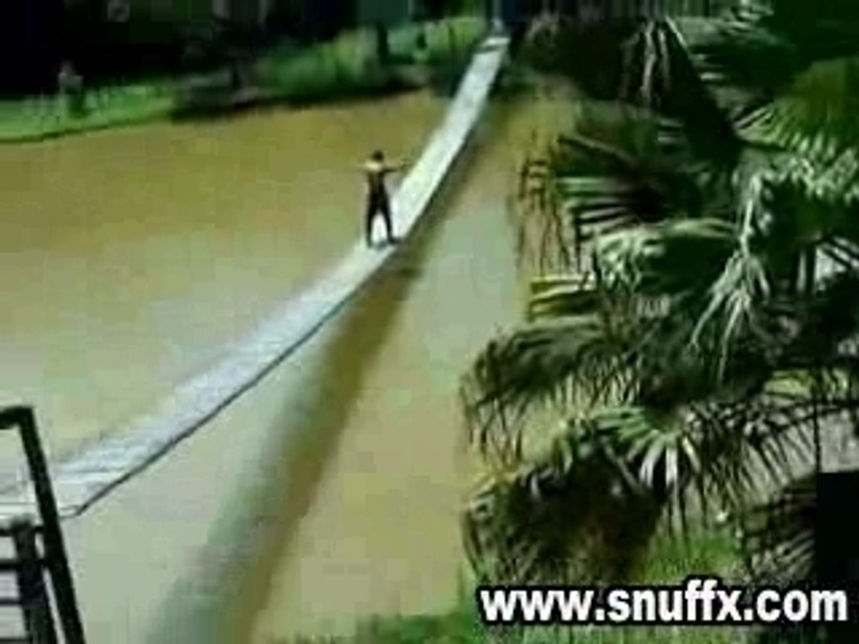 Acollique qui traverse un pont