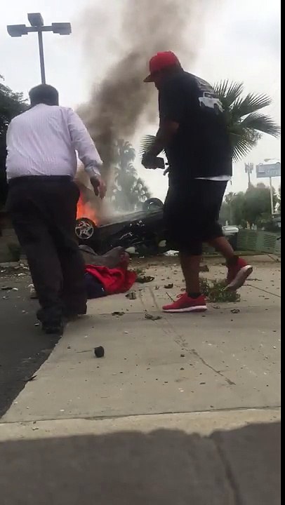 Un commerçant risque sa vie pour sauver un conducteur des flammes