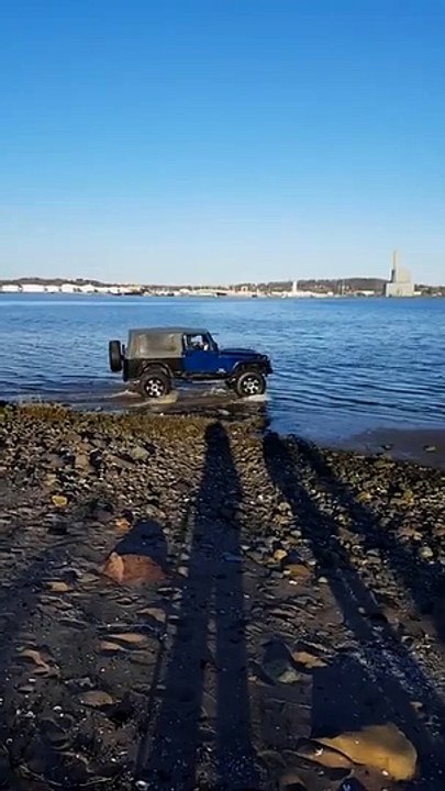 Drunk Guy Drives Jeep Straight Into The Ocean, Gets Stuck Trying To Make It Back To Land And Ruins His Car