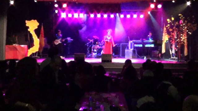 Tết Bính Thân 2016 Cộng Ðồng Việt Holland (10/46) Xuân Này Con Không Về (tân cổ) [Hồng Tâm]