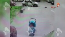 Bebeğini Gezdiren Annenin Başına Böyle Beton Blok Düştü