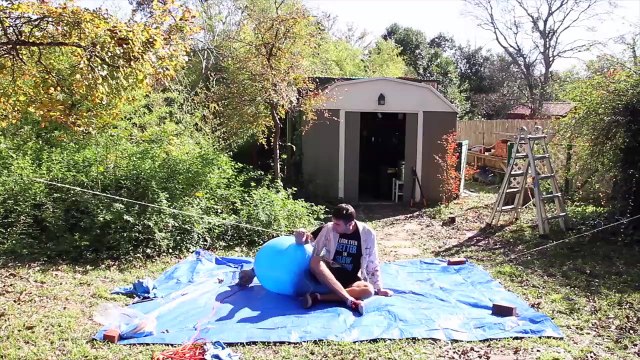 Внутри огромного воздушного шара (The Slow Mo Guys)