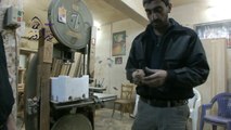 تنسيقة دير الزور أحد النجارين يترك عمله ويقتصر على مساعدة الجيش الحر في تصنيع الأجزاء الخشبية من السلاح 11-3-2013
