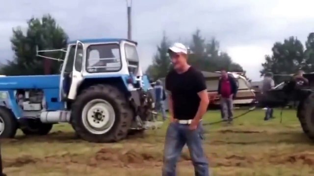 Грузовик УРАЛ-375 (аналог КАМАЗ-43118) против трактора BLASDORF-2014 – битва спецтехники