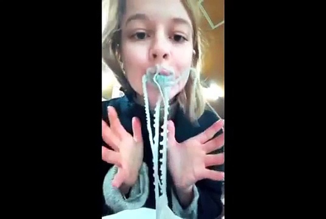 Elle mange une pieuvre vivante