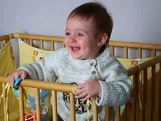 Raphaël éclate de rire