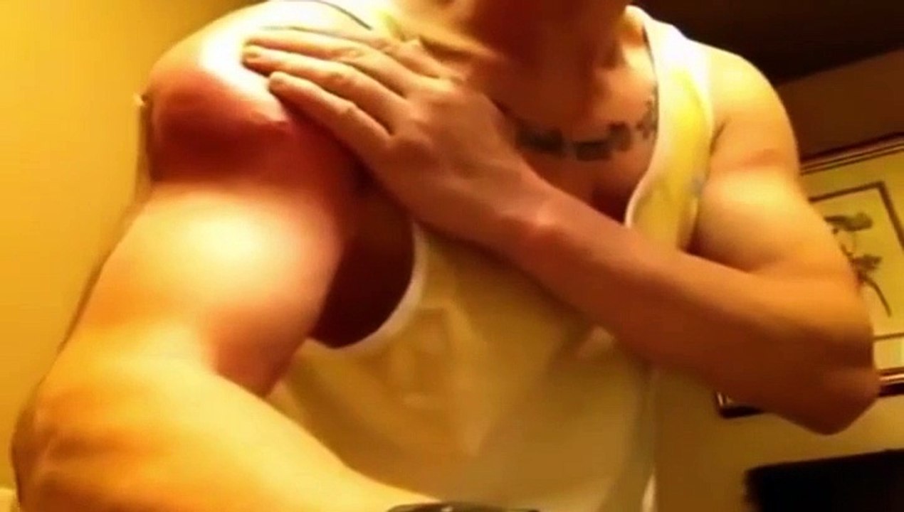 Un homme s'extrait du synthol de son épaule