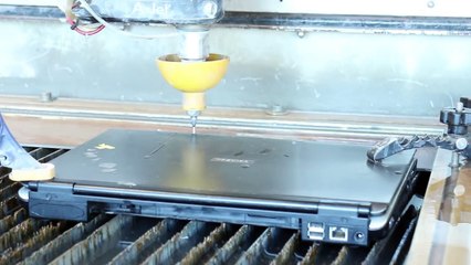 Как ноутбук водой разрезали