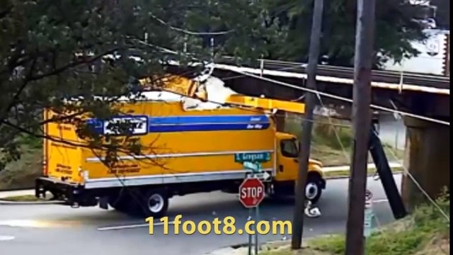 Un camion se plante sous un pont et arrache tout en passant!