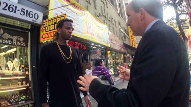 Il tourne une bande-annonce de film avec des inconnus dans la rue !