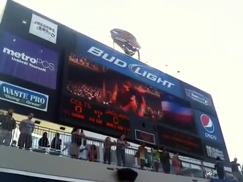 Des avions de chasse en rase-motte au dessus d'un stade de Football Américain : ça c'est du show