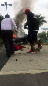 Il sauve un homme coincé dans sa voiture en feu. Héro du jour!