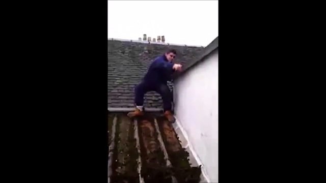 Il pète un cable alors qu'il est coincé sur un toit. Juron sur juron!