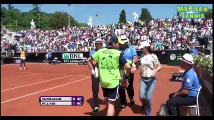 Le ramasseur de balles s'effrondre lors d'un match de tennis