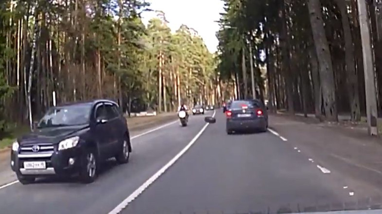 Régis le motard malchanceux se prend une roue de voiture