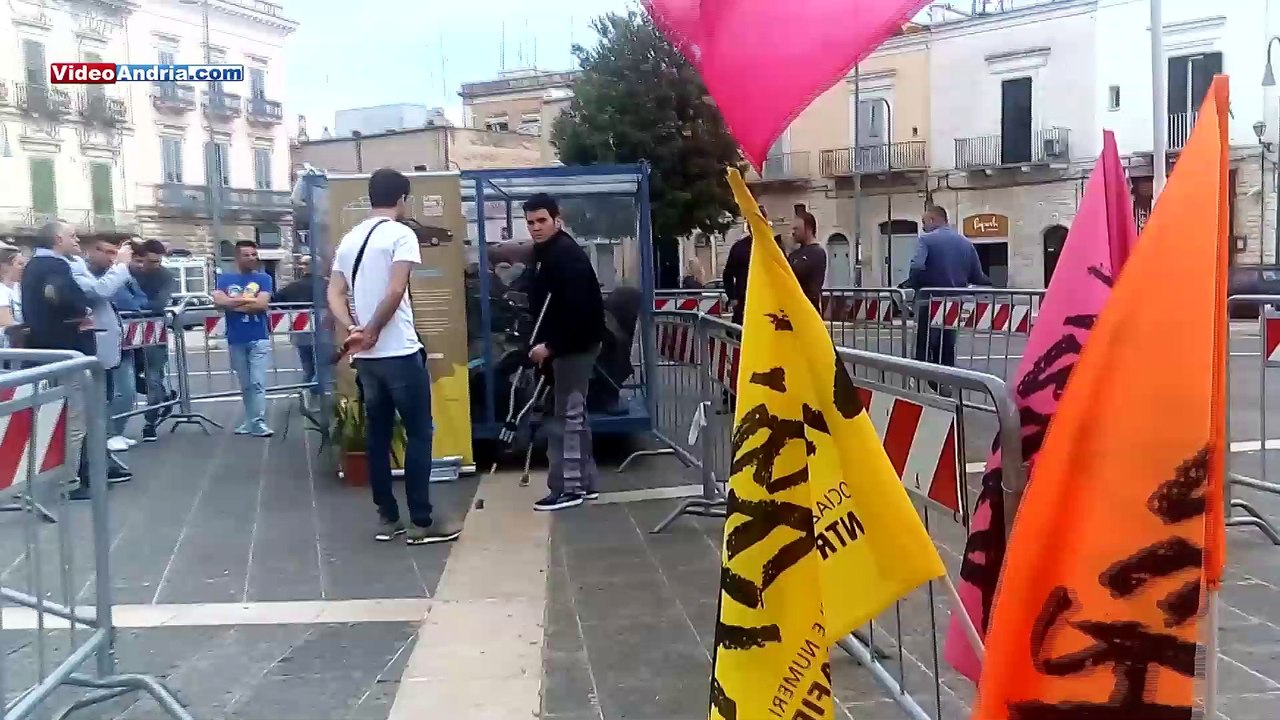 Andria: i resti dell'auto della scorta di Falcone in Piazza Catuma