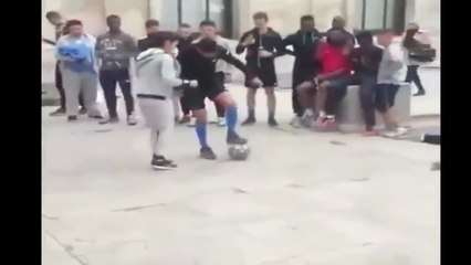 Qui a Dit Que Les Filles Savent Pas Jouer Au Foot !