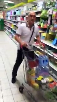 Un cheval mange des pommes dans un supermarché