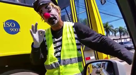 Un mime dresse une contravention à un conducteur qui a oublié sa ceinture