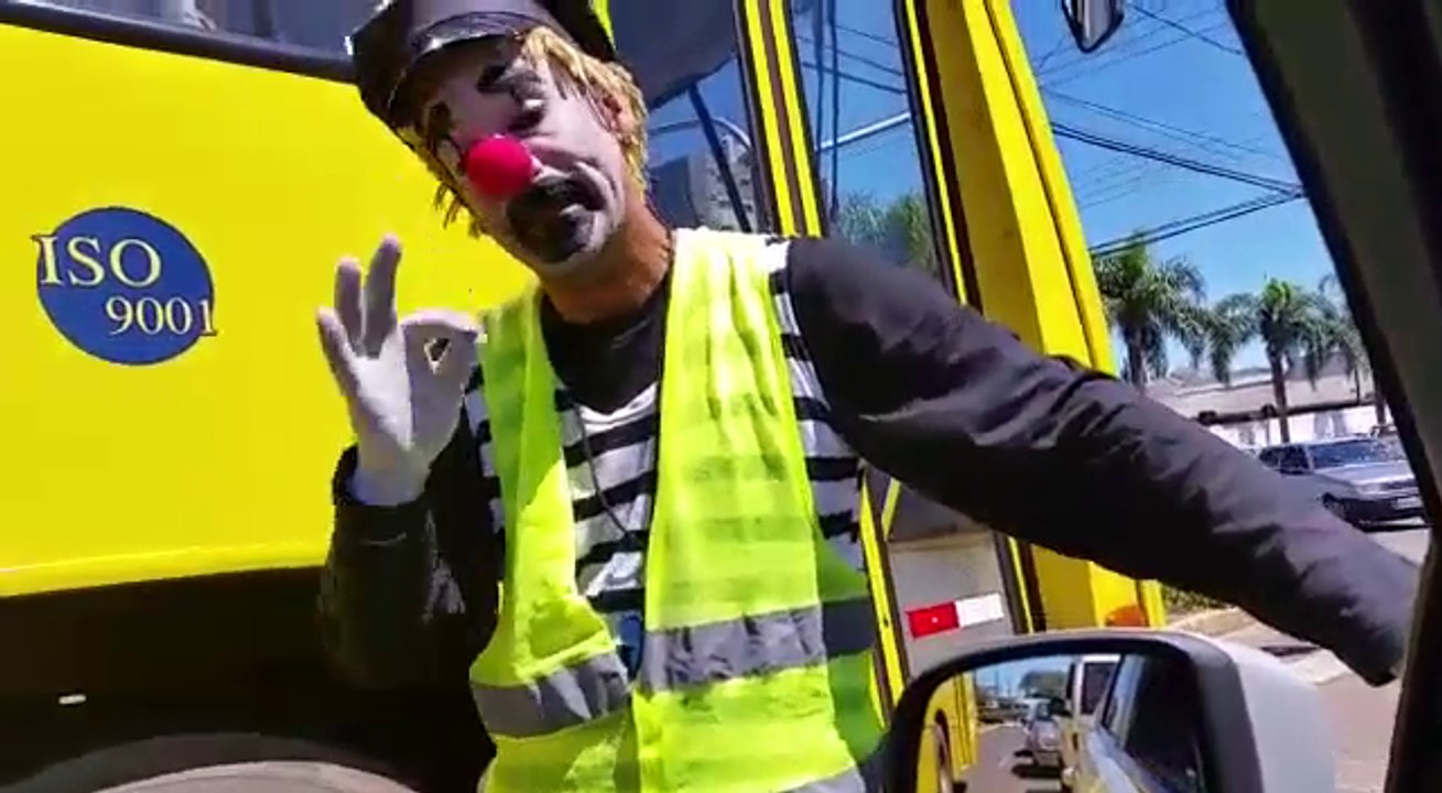 Un mime dresse une contravention à un conducteur qui a oublié sa ceinture