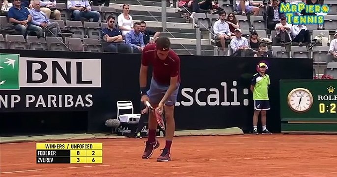 Поймал улетающий мяч за пределы корта