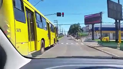 Un mime dresse une contravention à un conducteur qui a oublié sa ceinture