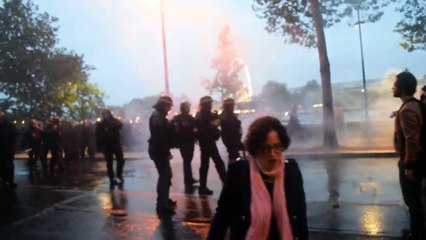 Un CRS donne un coup de matraque sur la tête d'un manifestant