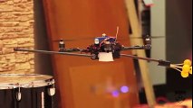 Jouer du clavier et de la batterie avec des drones volants!