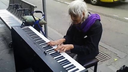 L'artista da strada di 80 anni che meraviglia il mondo!