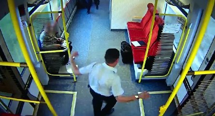 Download Video: La fuite d'un conducteur de train juste avant une collision avec un camion