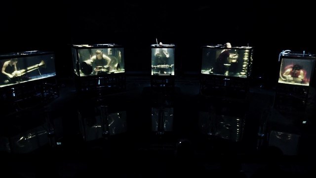 Concert en apnée et drones danseurs : les vidéos de la semaine