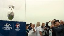 Le trophée de l'Euro 2016 fait escale à Marseille