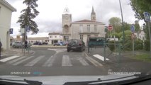 voiture arrêtée sur la route et femme allant à la poste sans gêne .