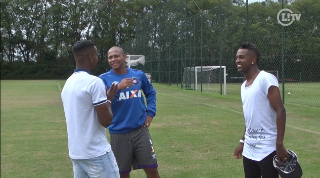 Que resenha! Walter aproveita treino no CT do São Paulo para tirar onda com Thiago Mendes e Kelvin