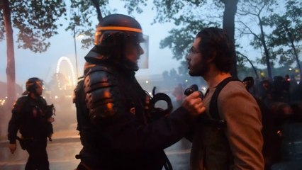 Un CRS donne un coup de matraque sur la tête d'un manifestant