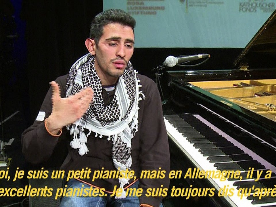 Le jeune pianiste au keffieh qui chante la Syrie aux Allemands