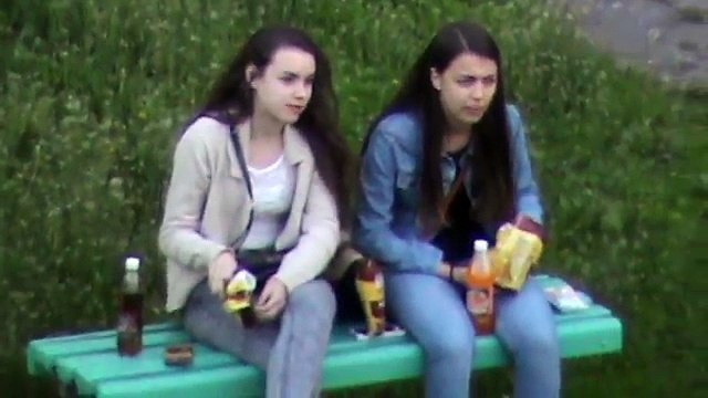 Русские девушки брюнетки кушают и отдыхают на лавке ( Скрытая съёмка видеокамера снимает их )