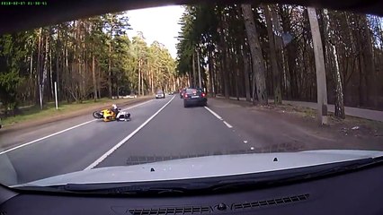 Motard malchanceux vs Roue de voiture