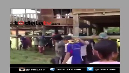 VECINOS CARGAN UNA CASA EN BRAZOS Y LA TRASLADAN A OTRO SITIO-VIDEO