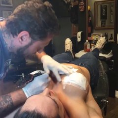 Gabi Garcia posta vídeo de fazendo Tatuagem.