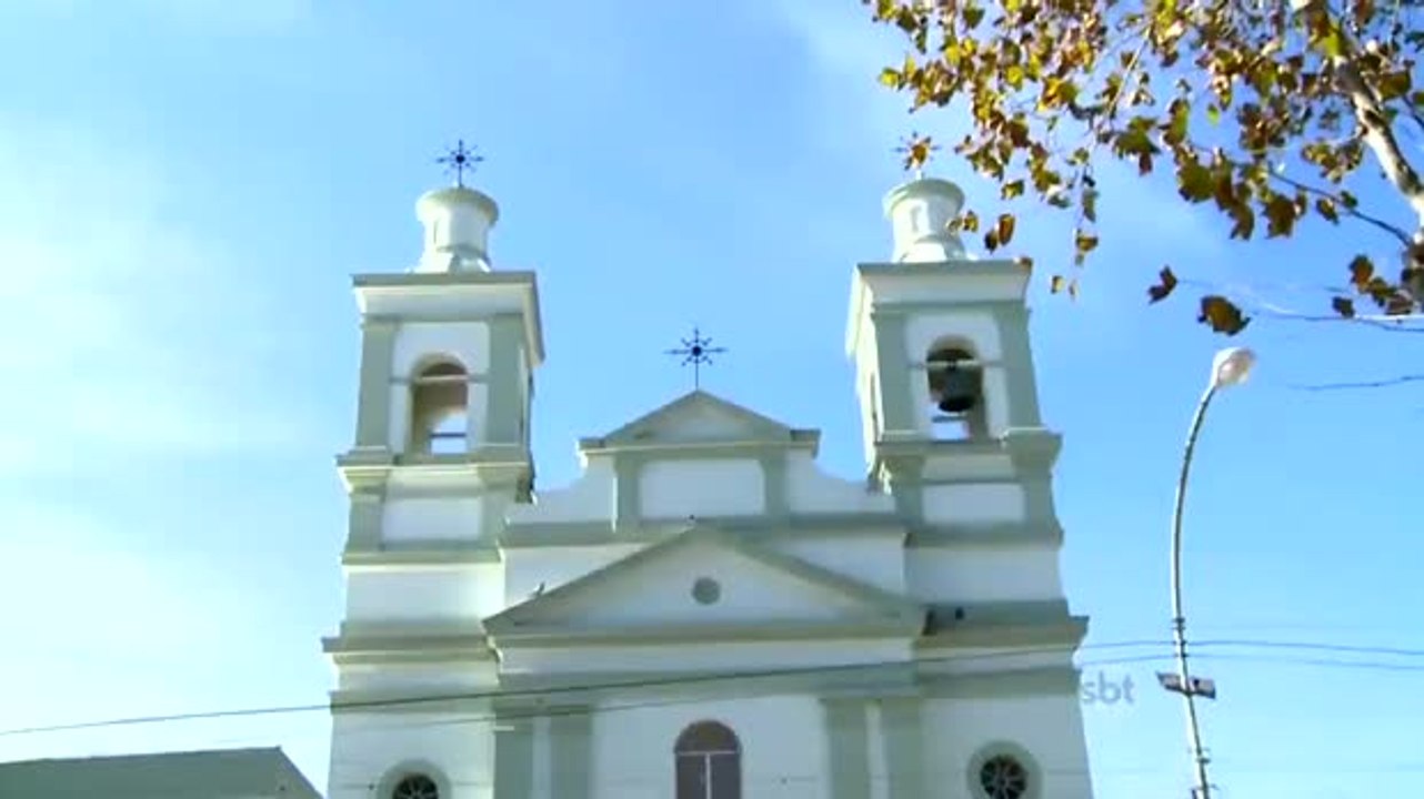Padre irrita fiéis ao proibir saias, calças jeans e bermudas na igreja
