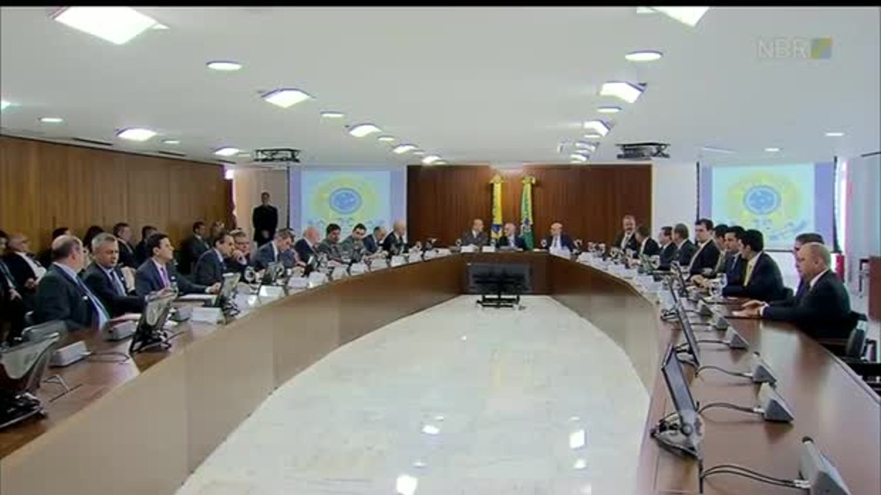 Michel Temer faz primeira reunião com novos ministros
