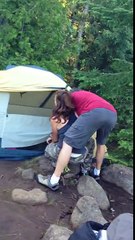 Un couple retrouve son chien qui était perdu dans la nature pendant deux semaines.