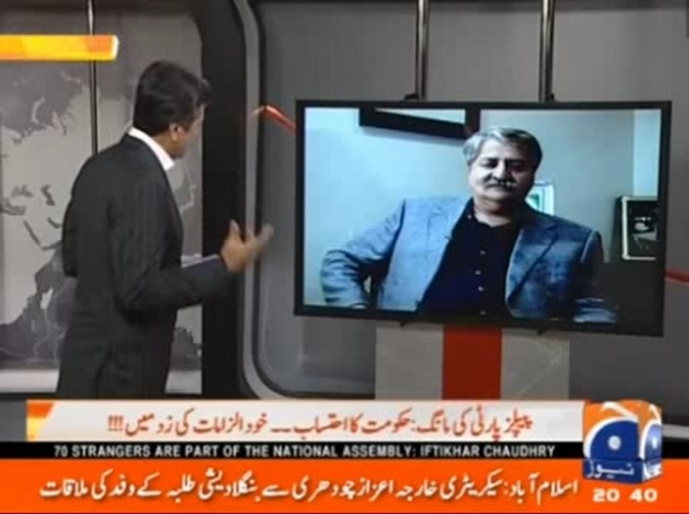 Talat Hussain Grills Naveed Qamar, How Can you talk about Corruption in presence of Zardari and Pervaiz Ashraf?