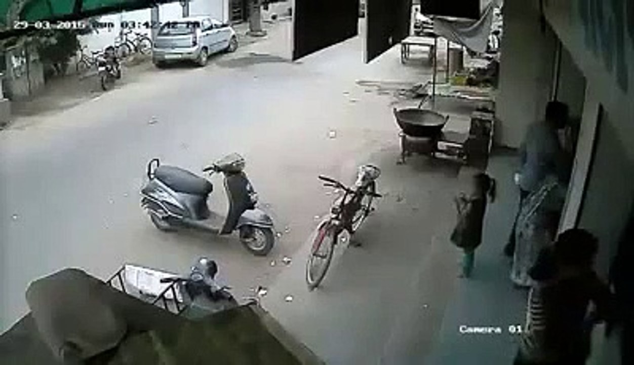 Latest Indian Funny Videos Compilation 2016 - Indian Whatsapp Videos - Videos De Risa 2016 (11)