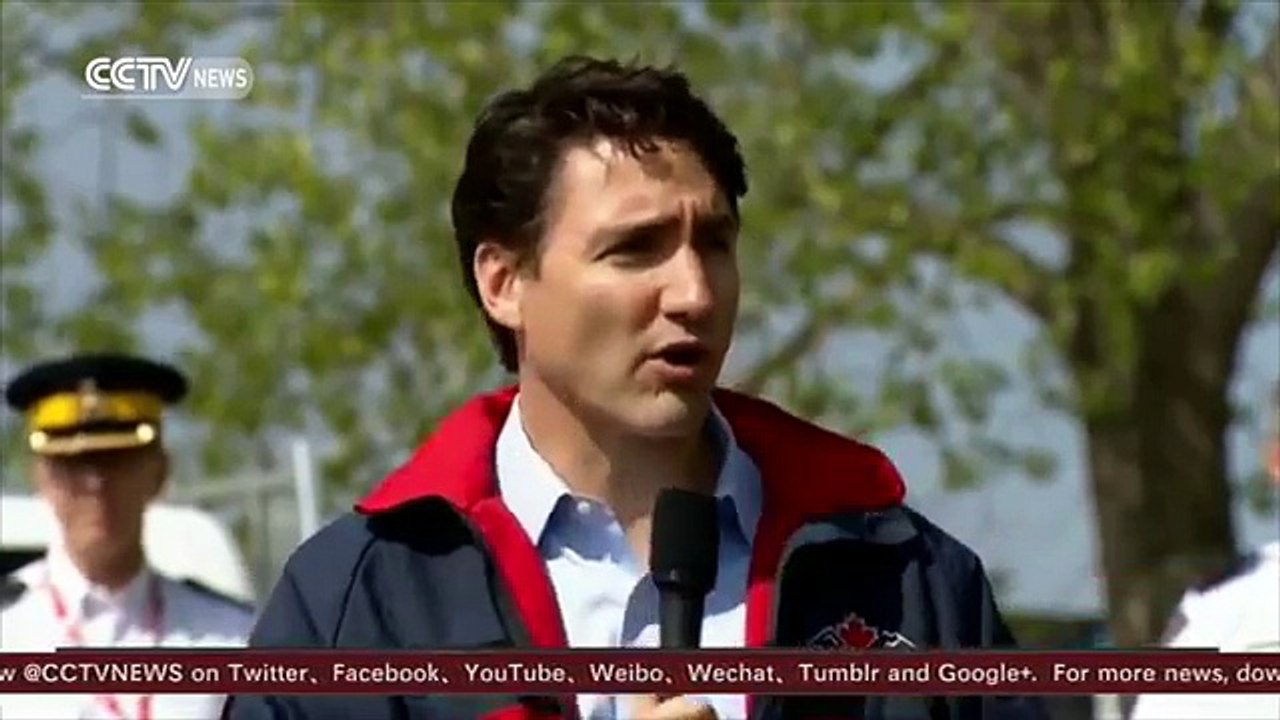 Canadian PM surveys Alberta fire damage (1)