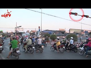 Vượt đèn đỏ theo đám đông - "trào lưu" mới của giao thông Việt.