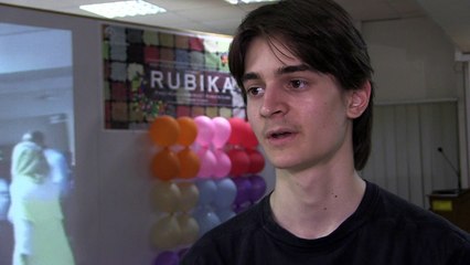 Ungar entdeckt Zauberwürfel und wird Nachhilfe-Lehrer für Pakistaner 🇵🇰